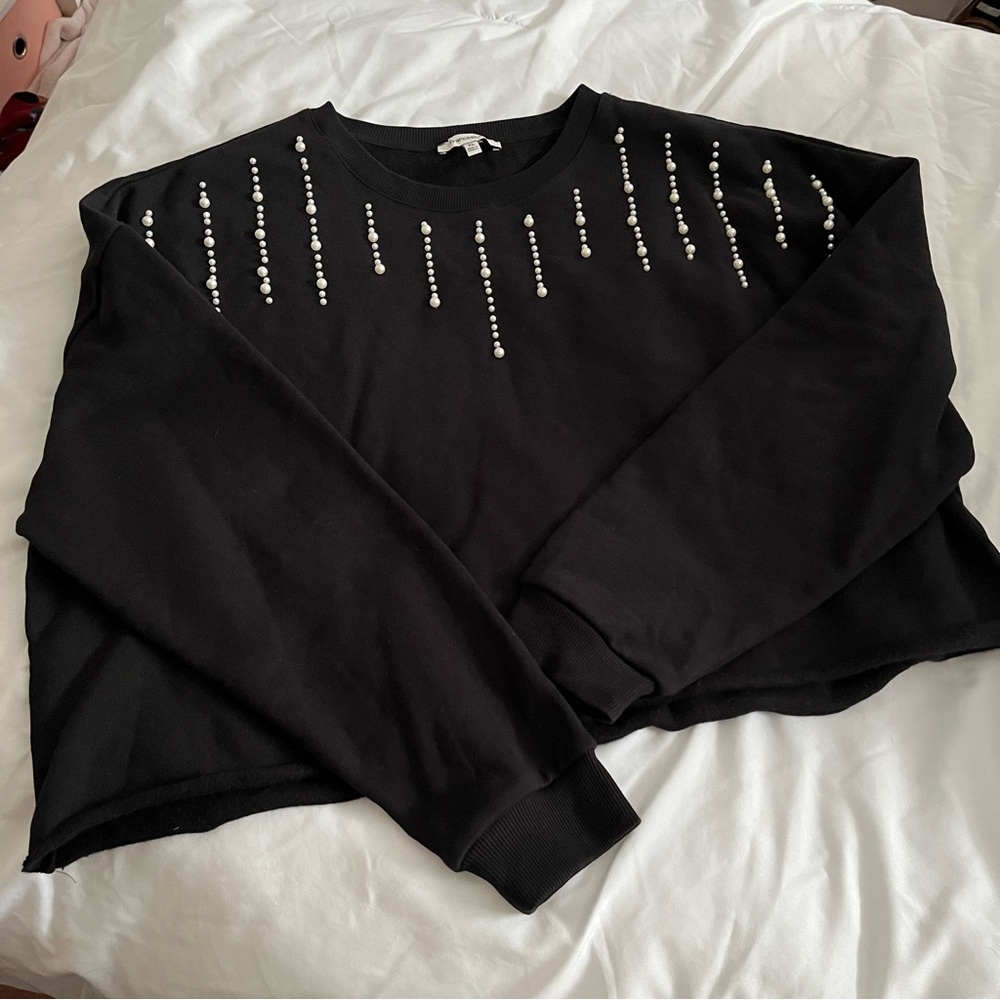 NWOT FRANCESCA’S black boxy pearl cropped sweatshirt